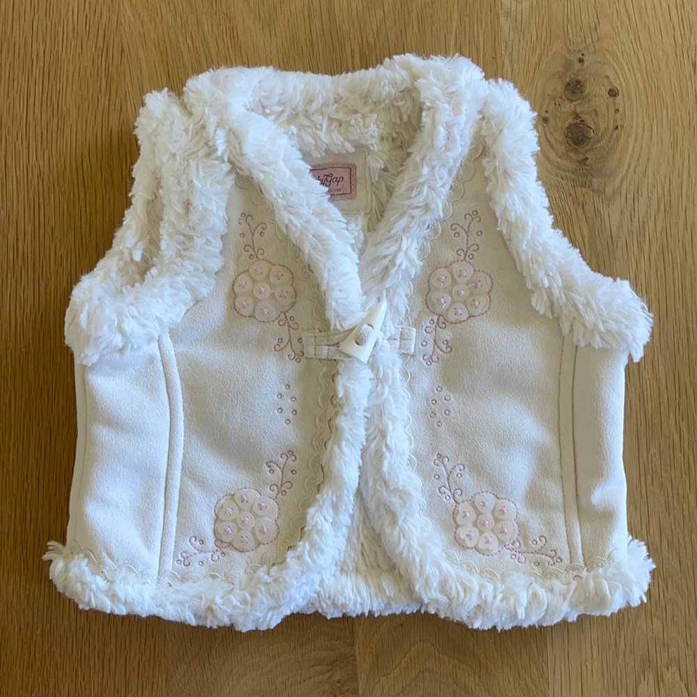 NWOT BABYGAP adorable white faux fur vest